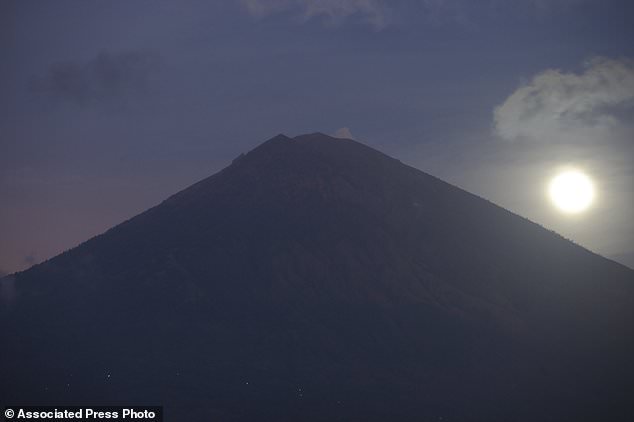 `Update Status` Wisman Dekat Kawah Gunung Agung Bikin Geram BNPB